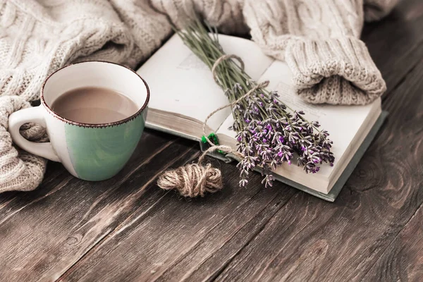 Eine Tasse Kaffee Auf Einem Holztisch Ein Aufgeschlagenes Buch Und — Stockfoto