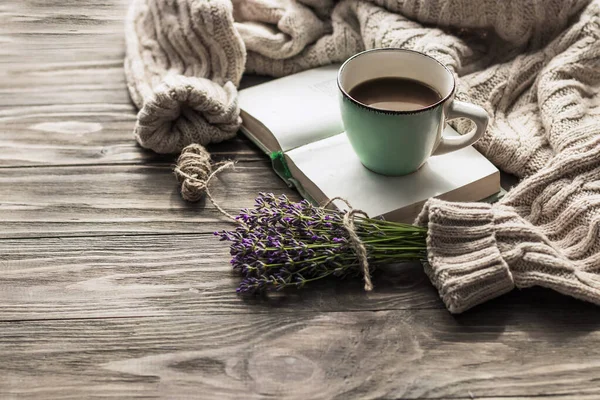 Reggeli Kávé Egy Csésze Kávé Egy Nyitott Könyvön Egy Asztalon — Stock Fotó