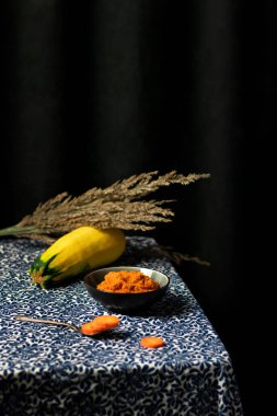 Sebzelerden ev yapımı havyar: kabak, domates ve koyu arkaplanda bir masada havuç. Sağlıklı vejetaryen yemeği. Hayat konsepti.