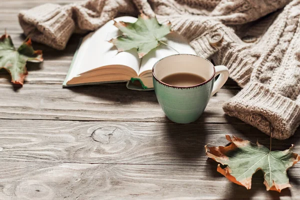 Herbstlicher Morgenkaffee Eine Tasse Kaffee Auf Einem Holztisch Und Ein — Stockfoto