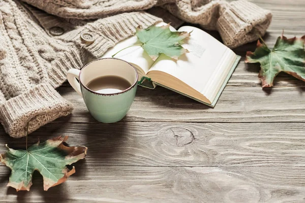 Jesienny Poranek Kawa Filiżanka Kawy Drewnianym Stole Ciepły Sweter Tle — Zdjęcie stockowe