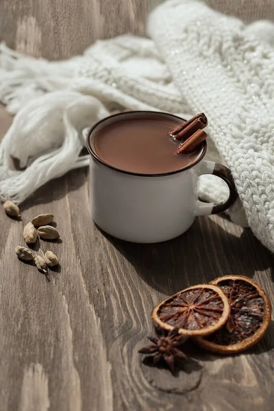 Una Taza Chocolate Caliente Cacao Con Palitos Canela Una Mesa —  Fotos de Stock