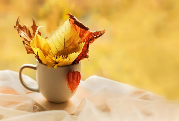 Fondo Otoñal Ramo Hojas Otoño Una Taza Sobre Fondo Borroso —  Fotos de Stock