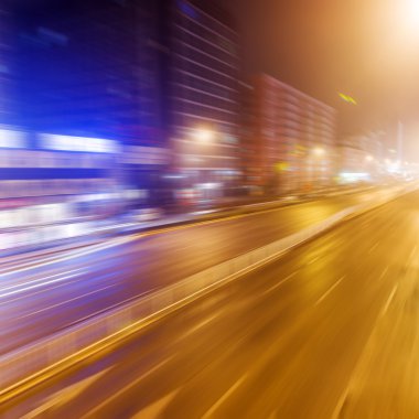 Gece şehir trafik görünümünü