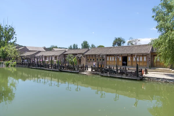 Fluss und antike Architektur in China — Stockfoto