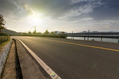 Dağ yolundan alacakaranlıkta