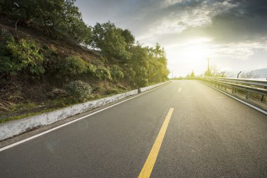 Dağ yolundan alacakaranlıkta