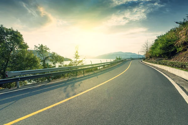 Kronkelende weg achtergrond china — Stockfoto