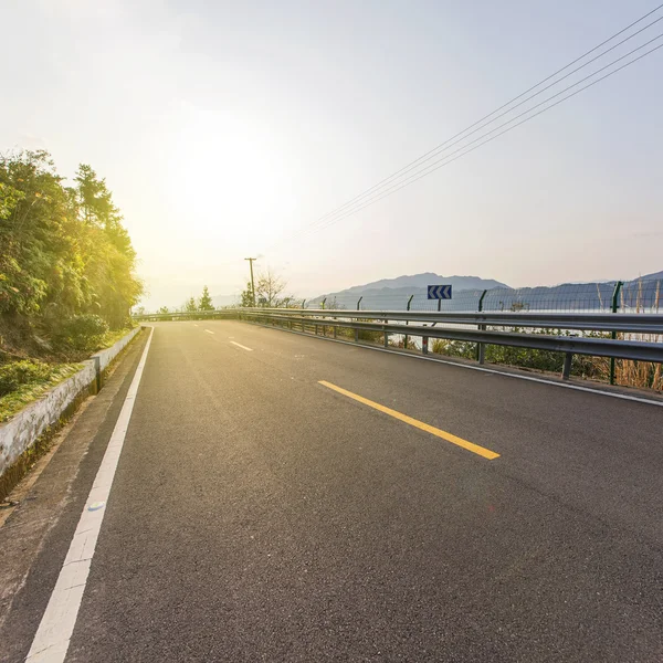 Bergweg in de schemering — Stockfoto