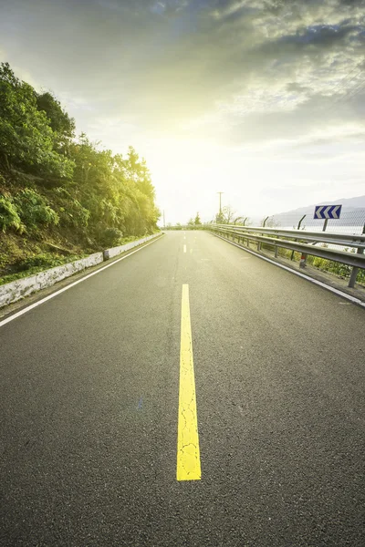 Bergweg in de schemering — Stockfoto