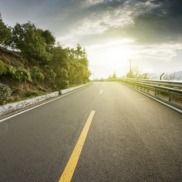 Bergweg in de schemering — Stockfoto