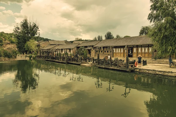 Fluss in China und antike Architektur — Stockfoto