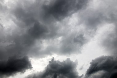 Siyah bulutlar fırtına öncesi