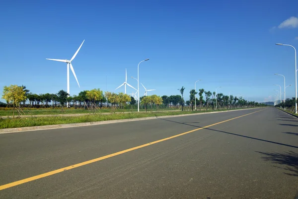 Estrada rodoviária com moinhos de vento — Fotografia de Stock