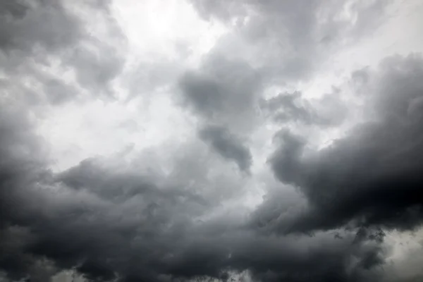 黒い雲は嵐の前に — ストック写真
