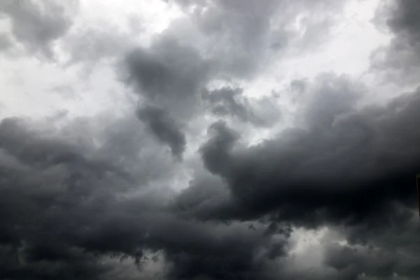 黒い雲は嵐の前に — ストック写真