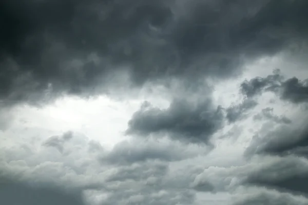 Чорні хмари перед грозою — стокове фото