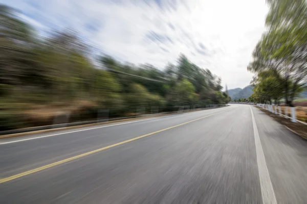 Dağ yolu adam — Stok fotoğraf