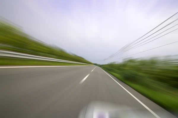 Dağ yolu adam — Stok fotoğraf