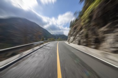 Otoban yol dramatik bulutlar ile