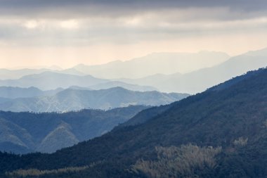 Çin dalgalı dağlar
