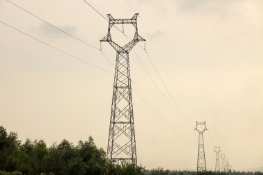 Elektrik direkleri günbatımı üzerinde
