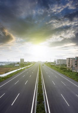 Şehir Otoban yol günbatımı üzerinde