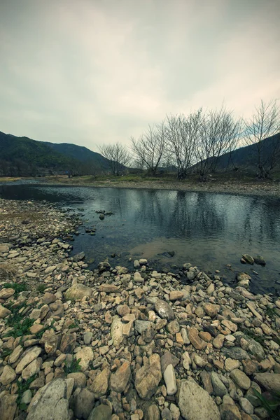 Rivier met woest bergen — Stockfoto