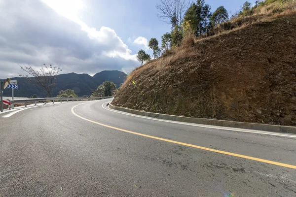 Strada statale con nuvole drammatiche — Foto Stock