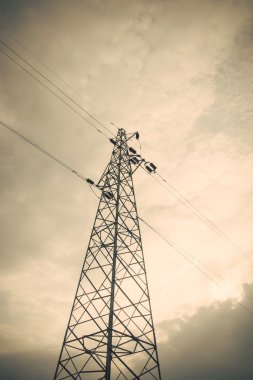 Elektrik Kulesi bulutlar ile