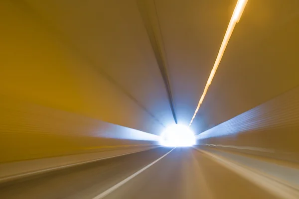 Швидкий автомобіль тунель — стокове фото