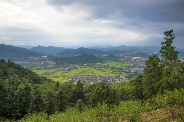 Paisaje de montaña de tierras de cultivo — Foto de Stock