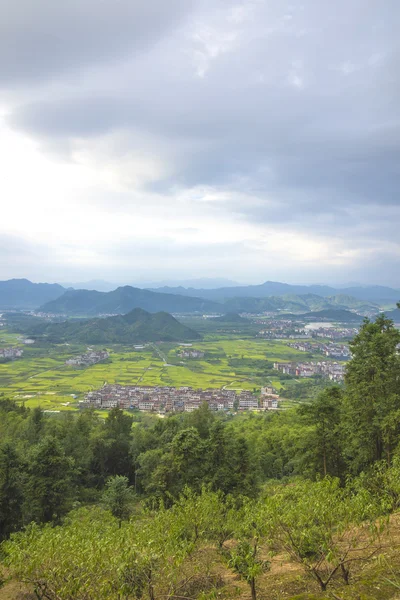 農地の山の風景 — ストック写真