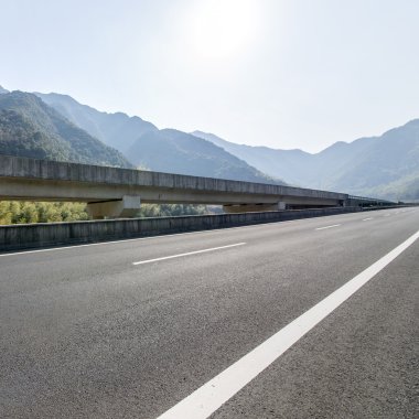 Otoyol viyadük dağ yoluyla