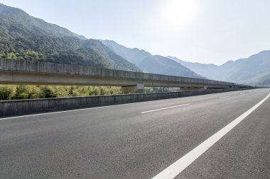 Otoyol viyadük dağ yoluyla