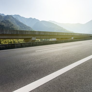 Otoyol viyadük dağ yoluyla