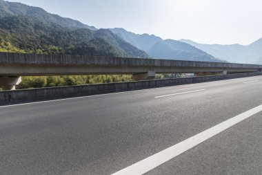 Otoyol viyadük dağ yoluyla