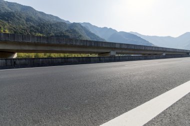 Otoyol viyadük dağ yoluyla
