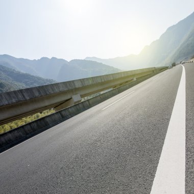 Otoyol viyadük dağ yoluyla