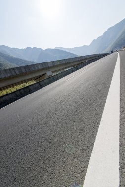 Otoyol viyadük dağ yoluyla