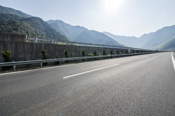 Highway viaduct genom berg — Stockfoto