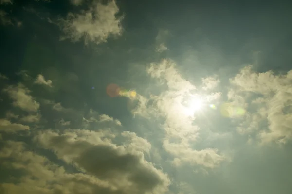 Sol atrás das nuvens — Fotografia de Stock