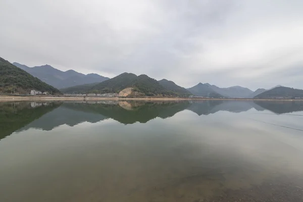 Montaña y hermoso lago — Foto de Stock