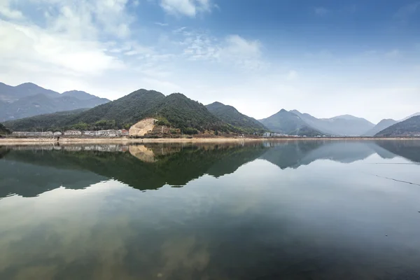 Góry i piękne jezioro — Zdjęcie stockowe