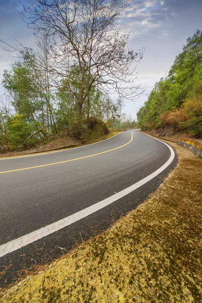 Kronkelende weg achtergrond china — Stockfoto