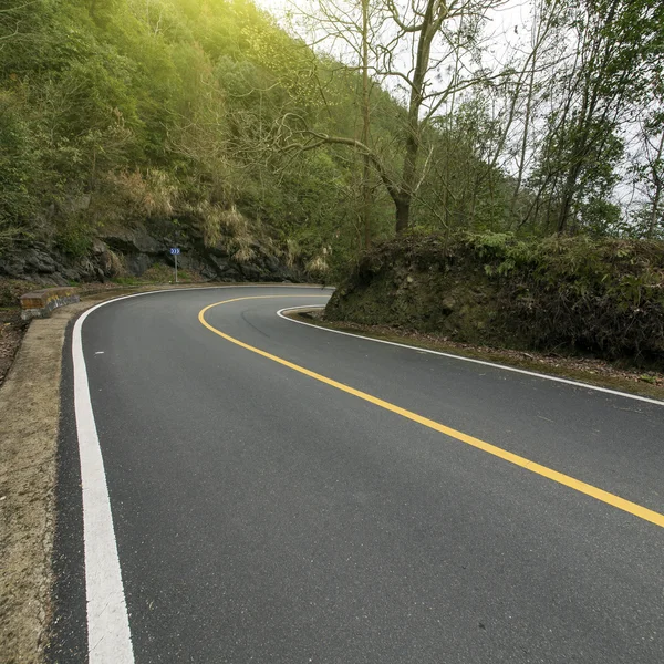 曲がりくねった道路の背景中国 — ストック写真