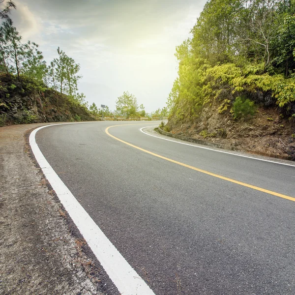 Kronkelende weg achtergrond china — Stockfoto