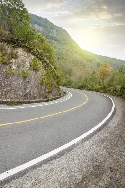 Kronkelende weg achtergrond china — Stockfoto