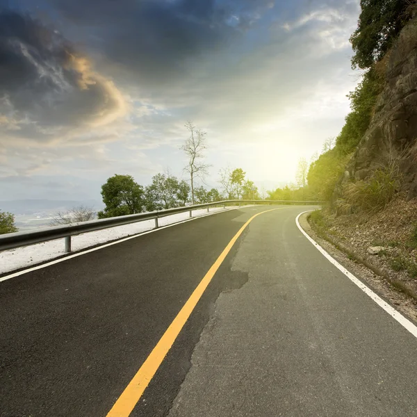 曲がりくねった道路の背景中国 — ストック写真