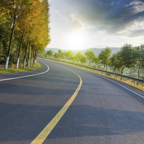 Highway road med vacker natur — Stockfoto